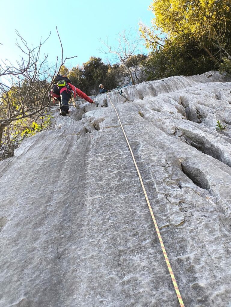 Poi il primo tiro procede su queste belle placche a buchi