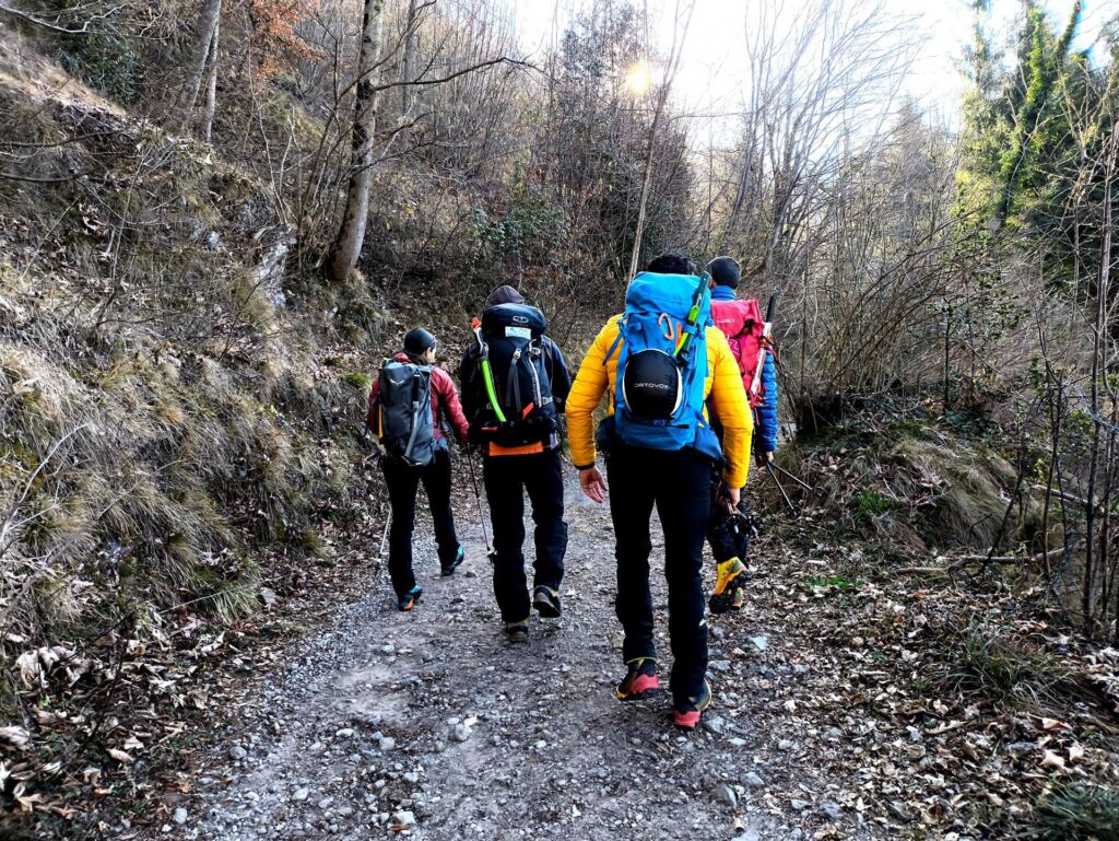 lungo la strada che poi diventa sentiero nel bosco: sembra tutto mooooolto secco