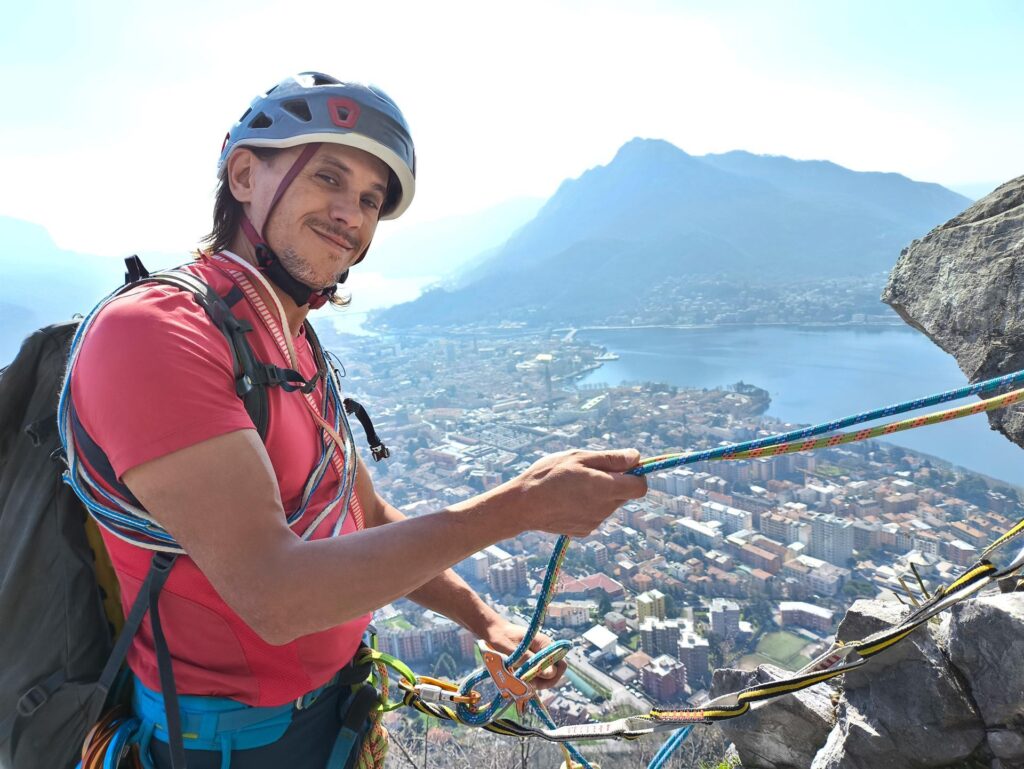 Gab fa sicura a Erica e intanto si gode la bella vista su Lecco dalla nostra privilegiata postazione