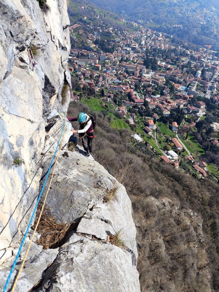 Erica giunge in sosta al termine del traverso