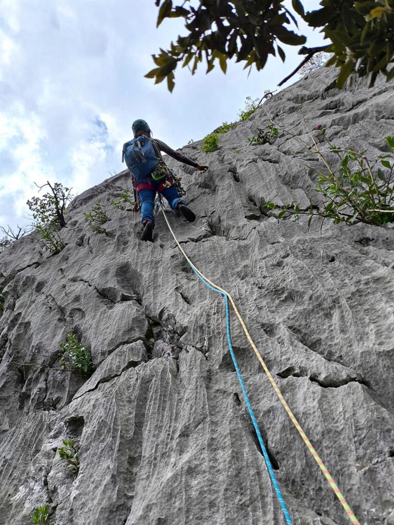 Erica sul sesto e ultimo tiro, facile ma su roccia bellissima