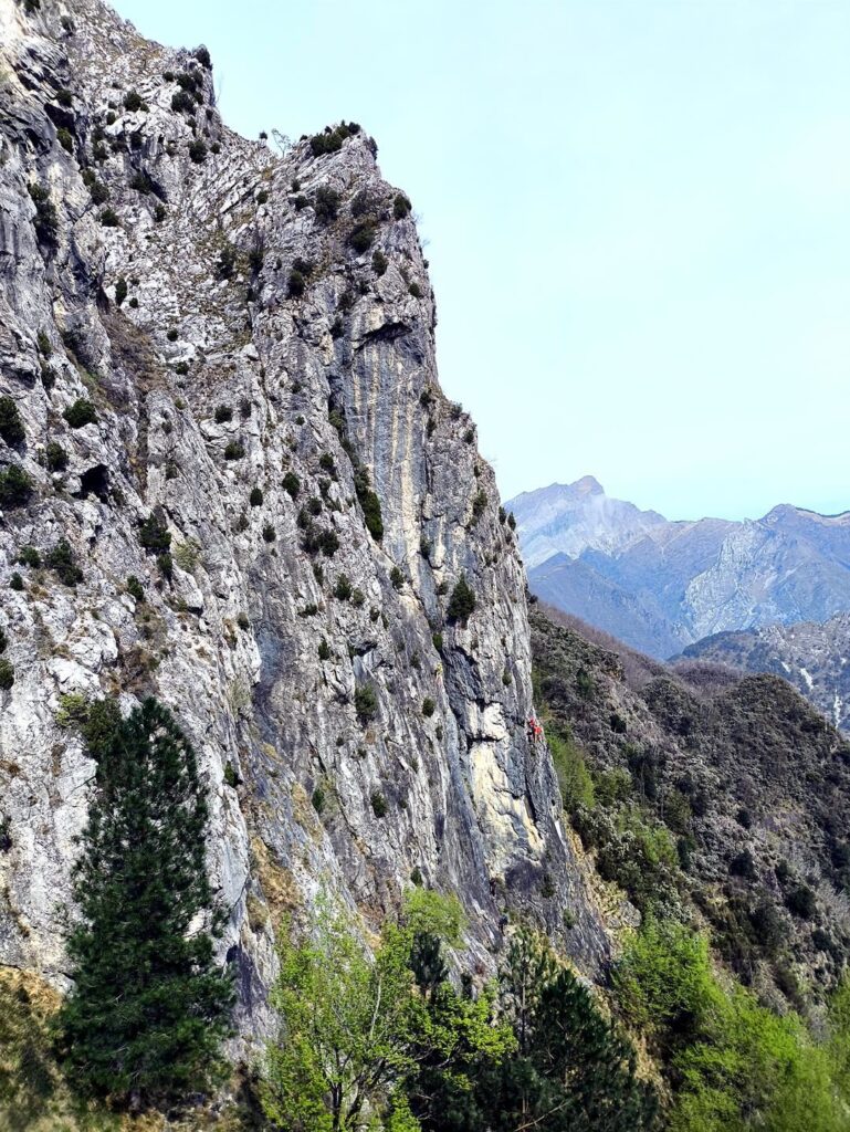 giunti alla cappella di fronte si vede la nostra parete: ci sono già cordate impegnate