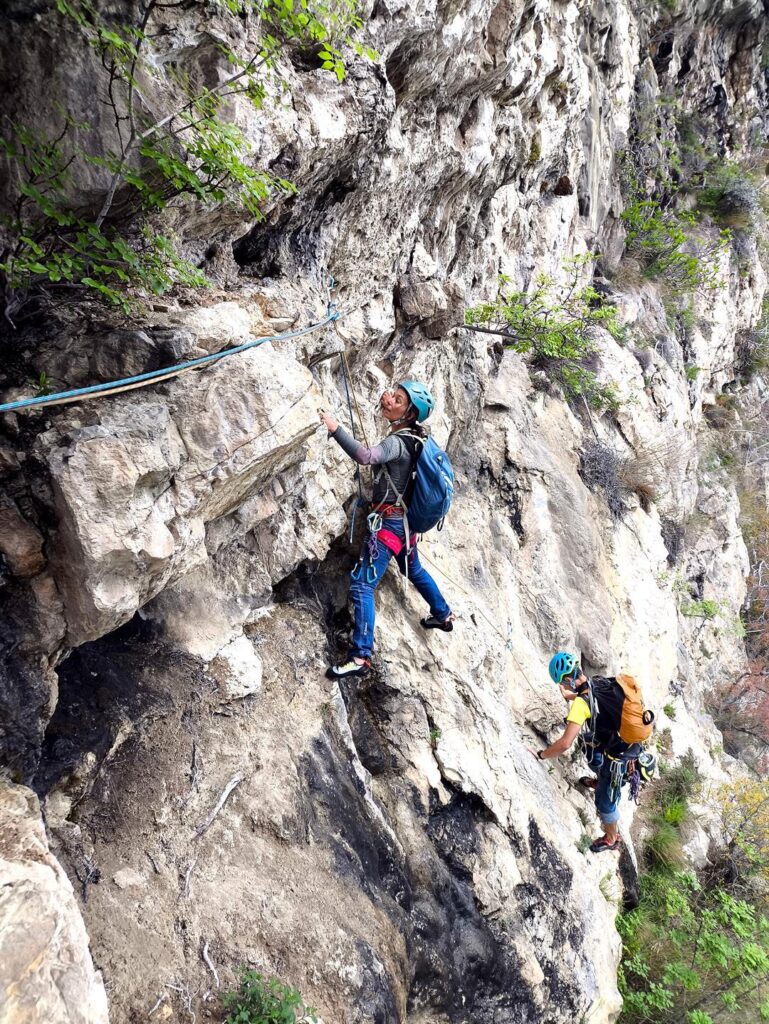 Erica e Paolino lungo il traverso della seconda parte del primo tiro