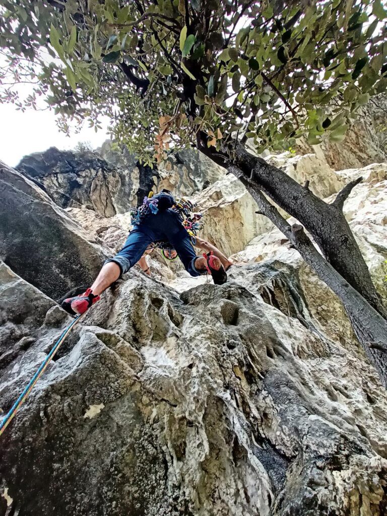 Nel secondo tiro per superare il tetto, si esce a destra della sosta
