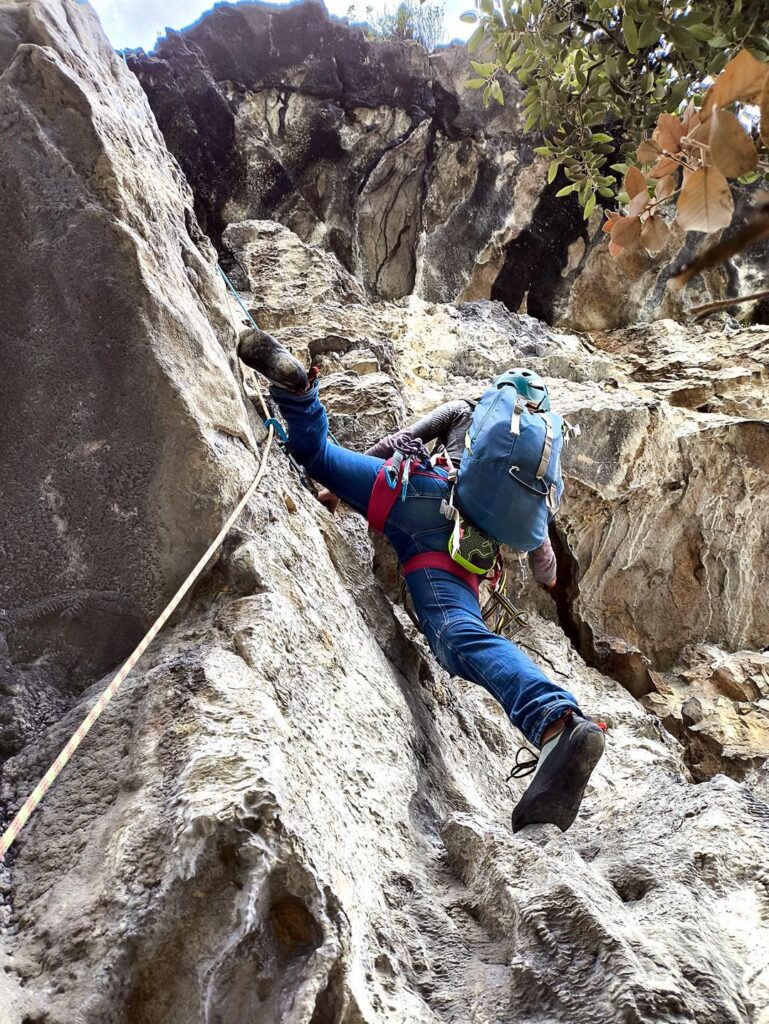 Erica sul passo chiave del secondo tiro sfrutta la sua flessibilità