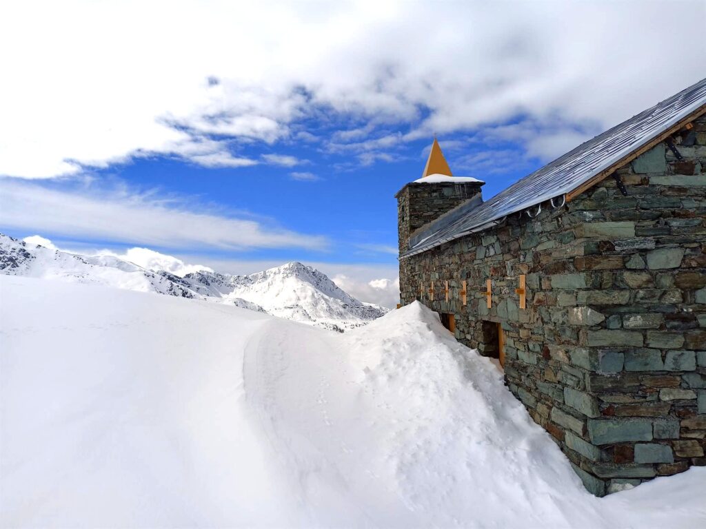 Il Santuario di Clavalitè parzialmente ricoperto dalla neve