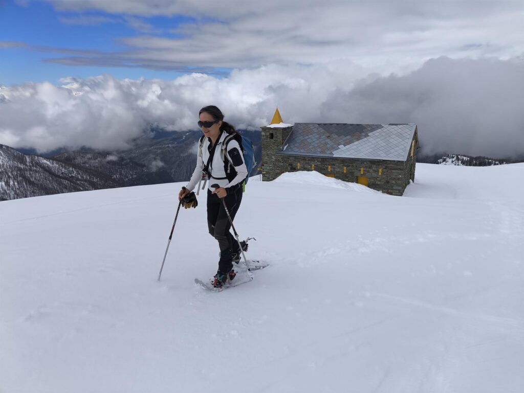 Erica nel tratto finale della sua salita. Lei con le ciaspole si fermerà qui