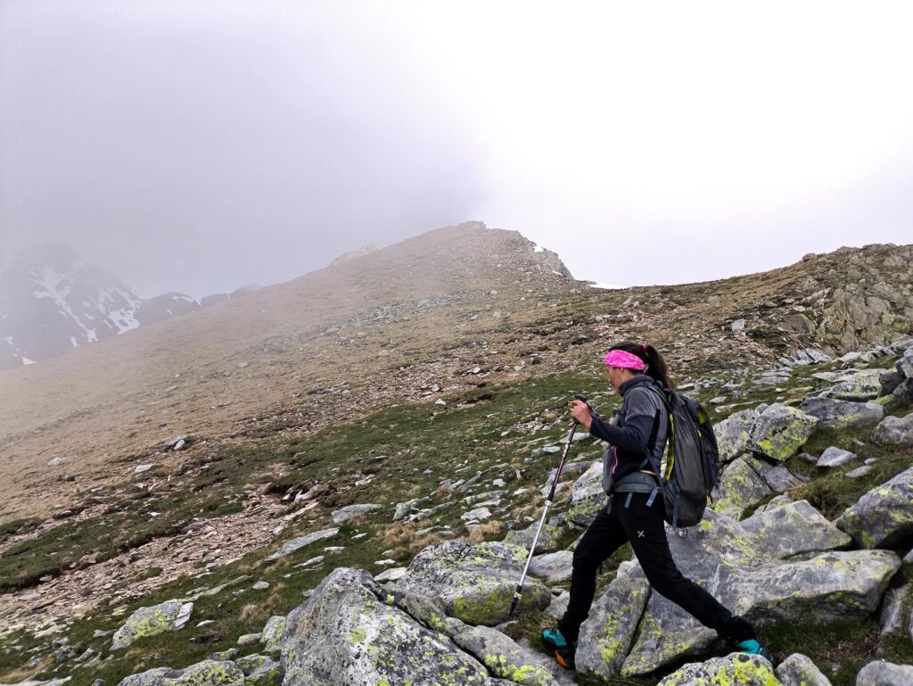 In questo tratto si rimane appena sotto il profilo di cresta, fino alla base del Sasso Bianco