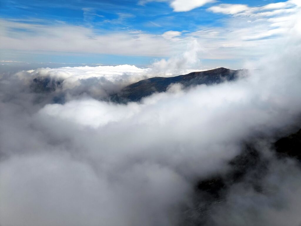 siamo nel whiteout della nube che si è incastrata sulle cime