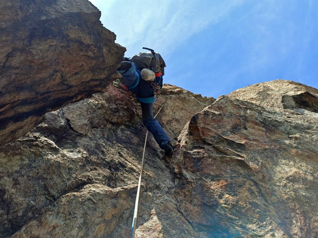 Il nono tiro attacca in verticale e poi si infila in un diedro appoggiato ma delicato
