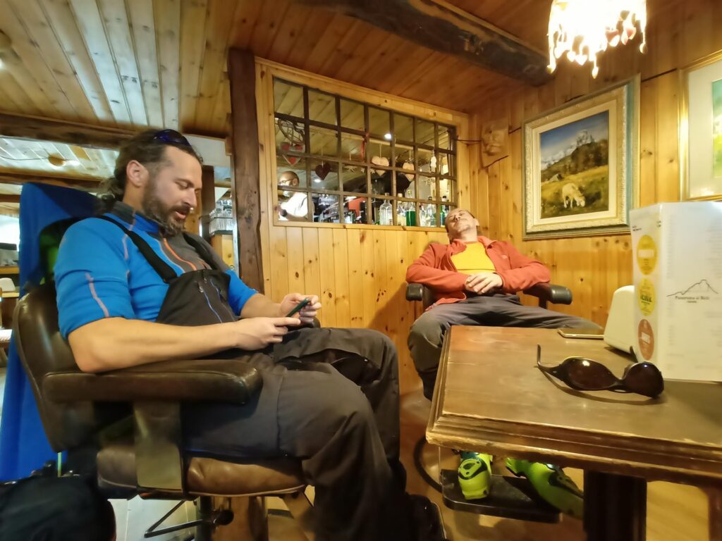 sciallo al rifugio con tanto di poltrone da barbiere