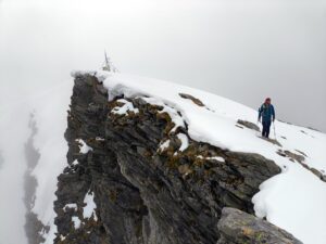 Il Niggah in arrivo sulla vetta, con il tratto esposto sotto la cima