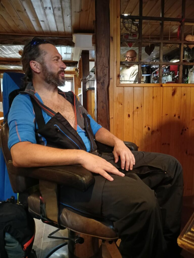 Il Niggah scherza sulla poltrona da barbiere