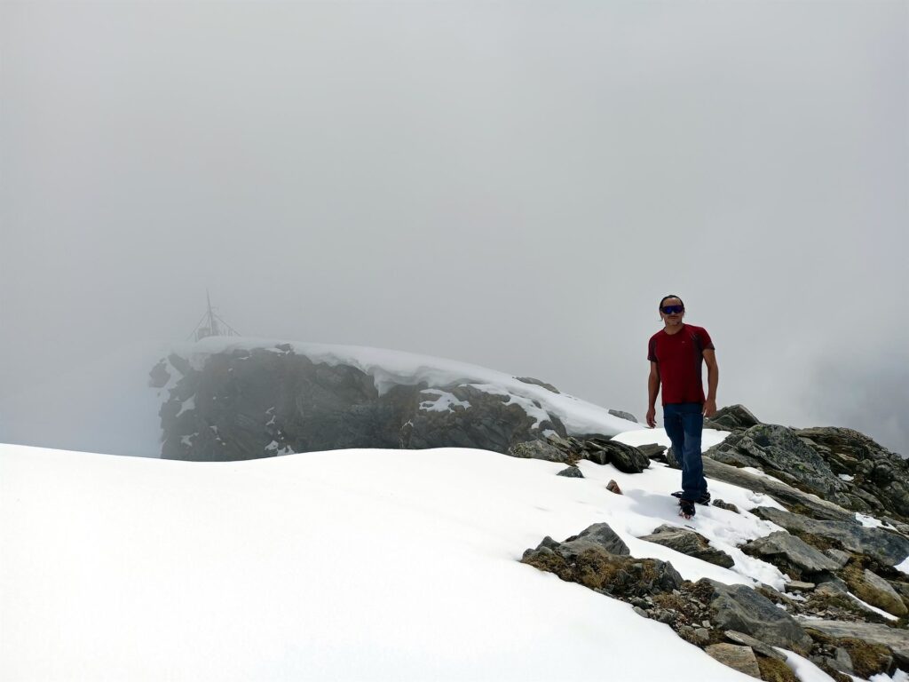 Gab passeggia sulla cima in cerca di scorci tra le nubi