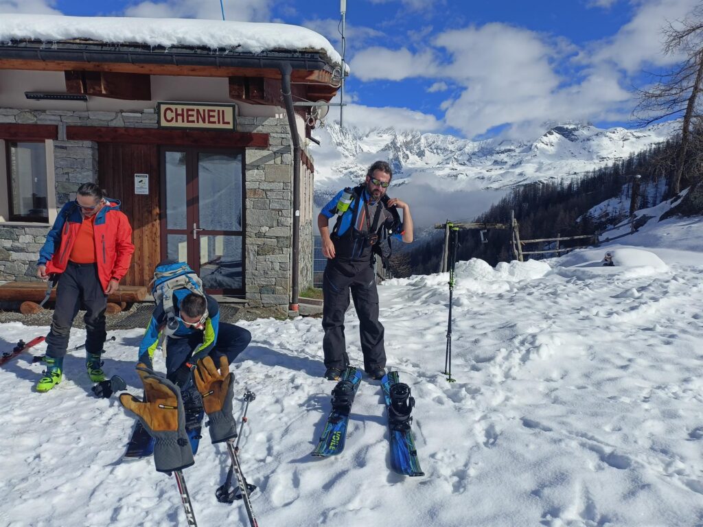 scialpinisti e splitboarders in preparazione