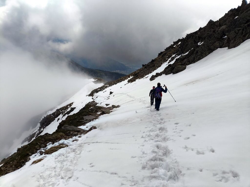 E si scende! Rifacciamo a ritroso il canalino e i traversi innevati