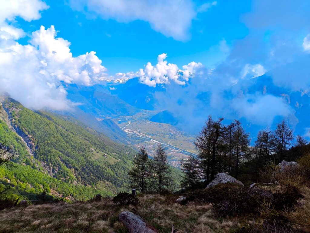 Raggiunta la cresta, si apre la visuale verso la val Chiavenna