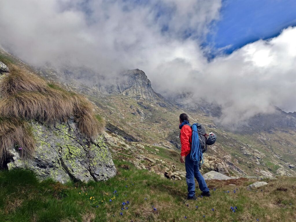 La nostra parete è quel triangolo laggiù in fondo... ma abbiamo sbagliato strada