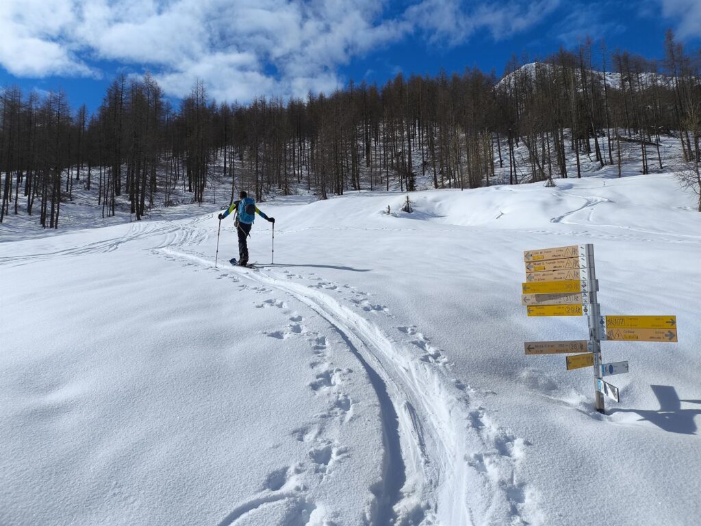 Si imbocca la traccia che entra nel bosco, direzione Santuario di Clavalitè