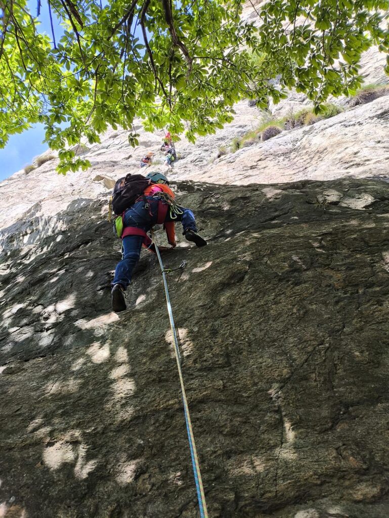 Erica attacca le danze sul sesto tiro