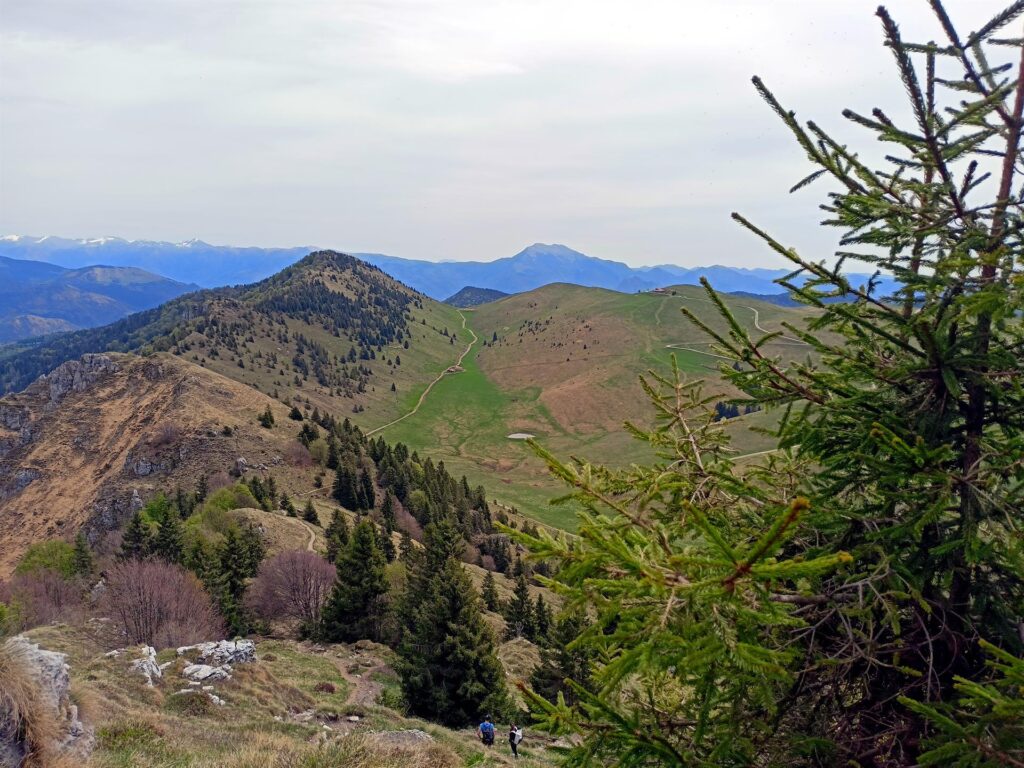 si scende dal Pizzo Formico: al di là della valle il Rifugio ci chiama...