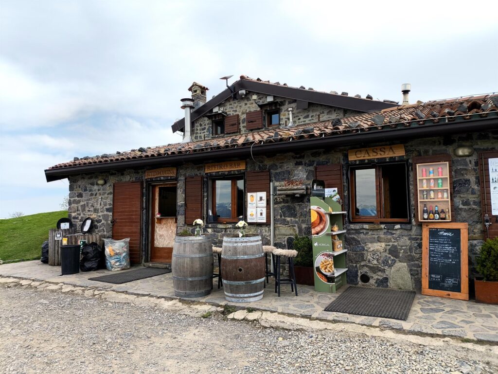 dopo l&#039;ora di pranzo il Rifugio Parafulmine si svuota: prima sarebbe stato impossibile anche solo vederne la graziosa facciata!