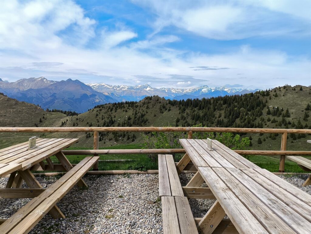 abbiamo pranzato qui, con vista sulla Presolana e sulle Orobie... ma con molta più gente!