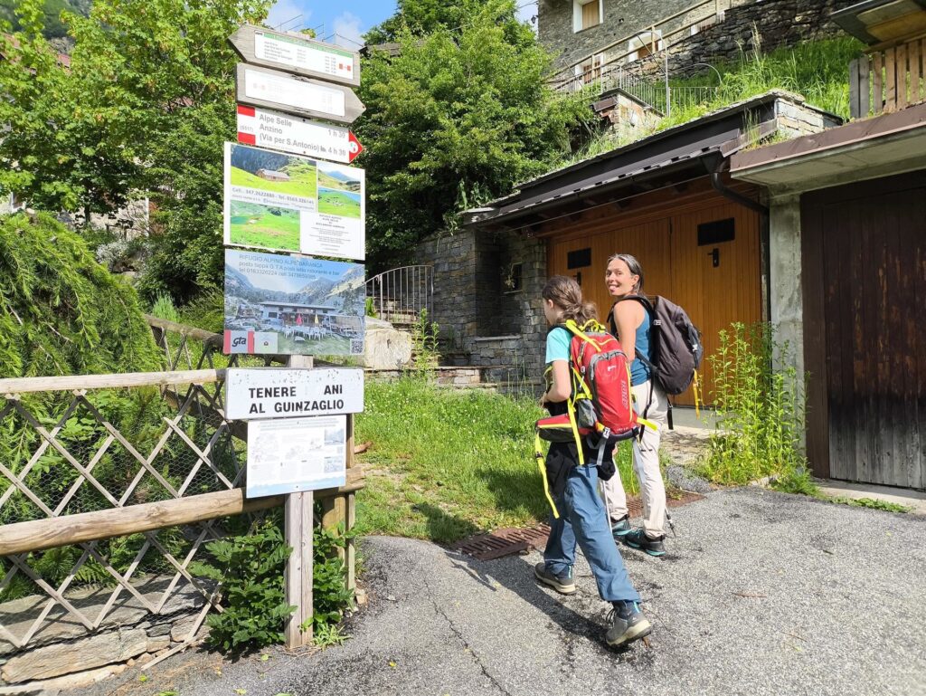 eccoci alla partenza: l&#039;Alpe Selle si raggiunge in circa 1 ora e 30, come riportato da segnaletica, camminando di buon passo