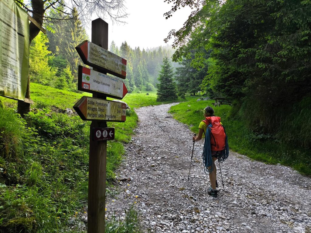 Salendo alla Cassinelli dalla via del Latte