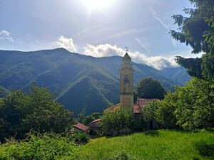 la chiesa della località Campassi sarà la prima cosa che vedrete dopo km di bosco: poco dopo si parcheggia