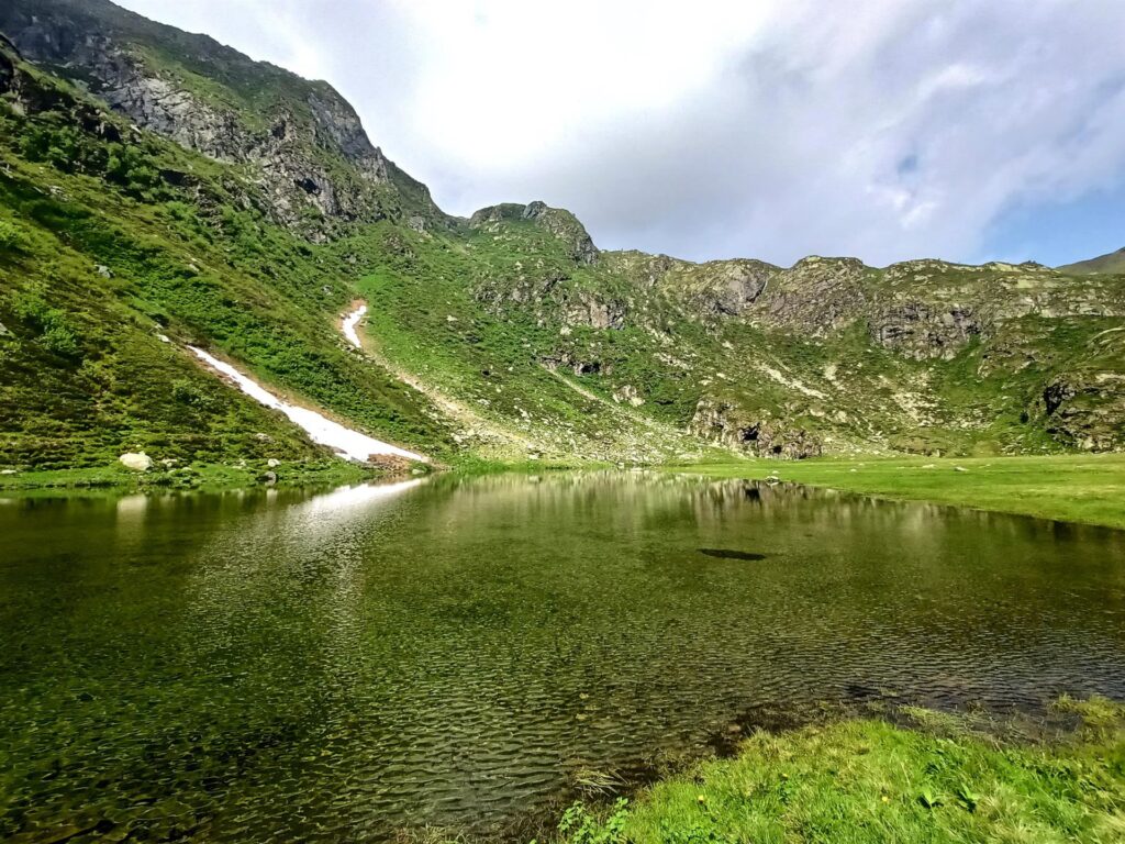acqua cristallina e gli ultimi resti di neve che ancora persistono