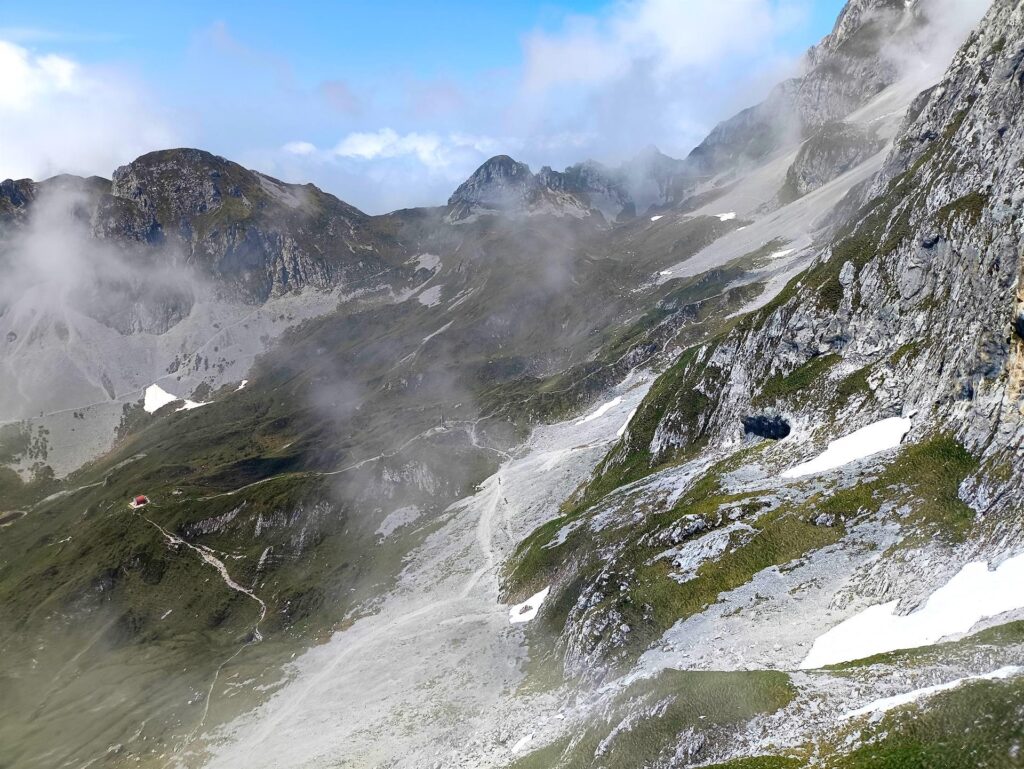 La bella vista sotto di noi che appare e scompare dalle nubi