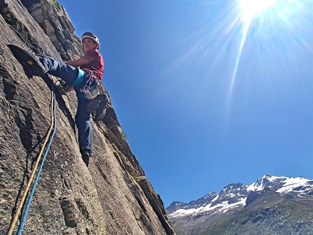 secondo tiro della via, una bella placca tecnica con tacchette e fessure