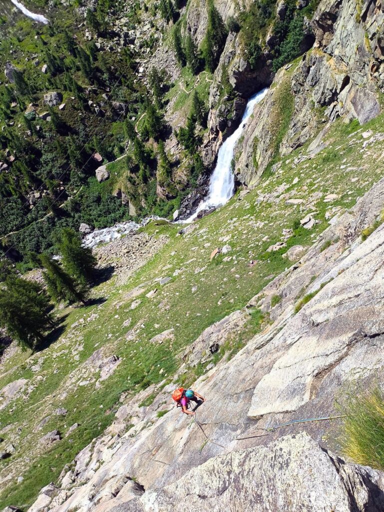 si sale proprio accanto alla cascata... con temperature però elevatissime (la parete è in pieno sud)