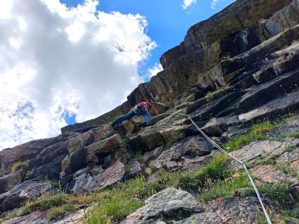 penultimo tiro, su balze di roccia e erba, poi piega decisamente a destra in un canalino/diedro