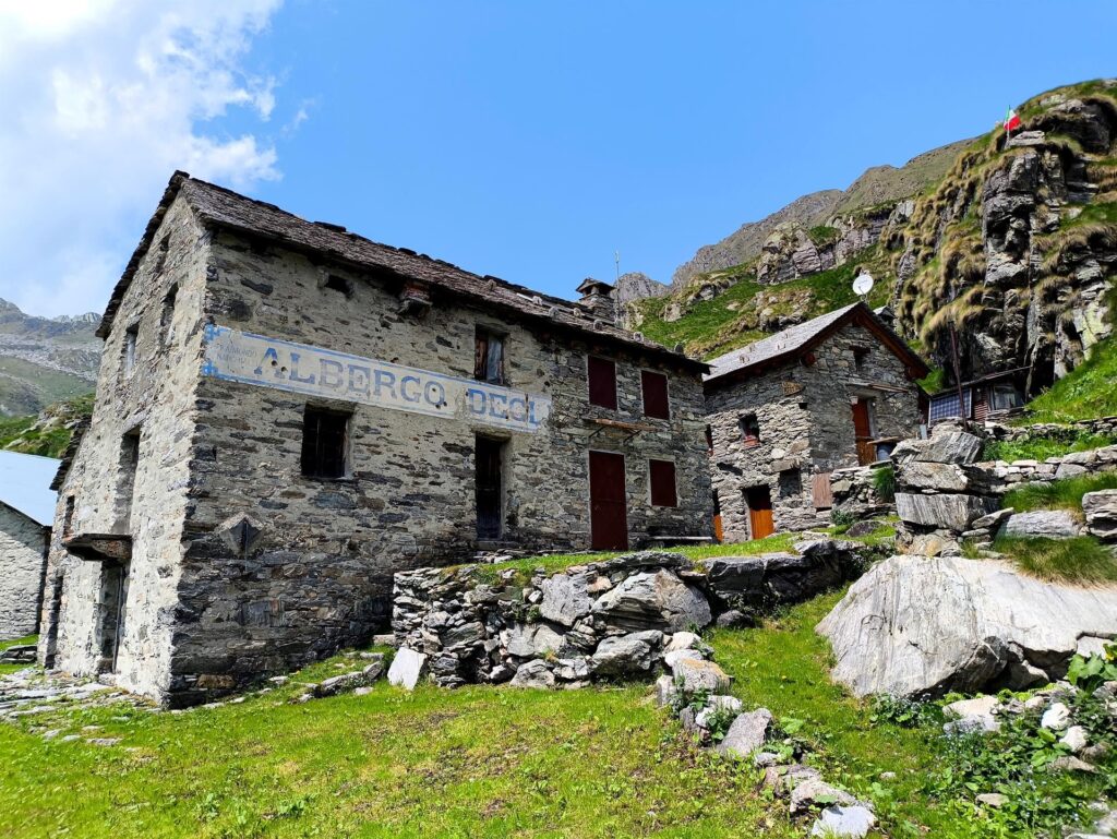 l&#039;Alpe Selle e i suoi edifici in pietra, molti dei quali ancora abitati