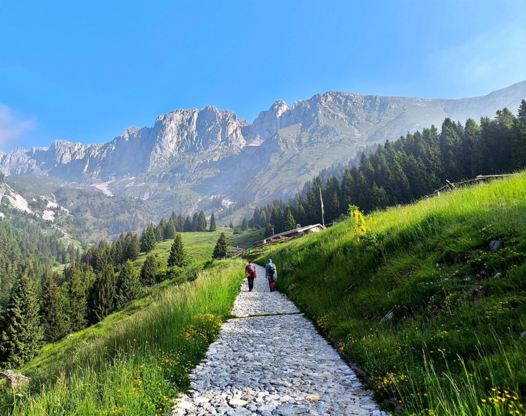 Oltre a noi, ci sono altre cordate che si avviano verso la Presolana