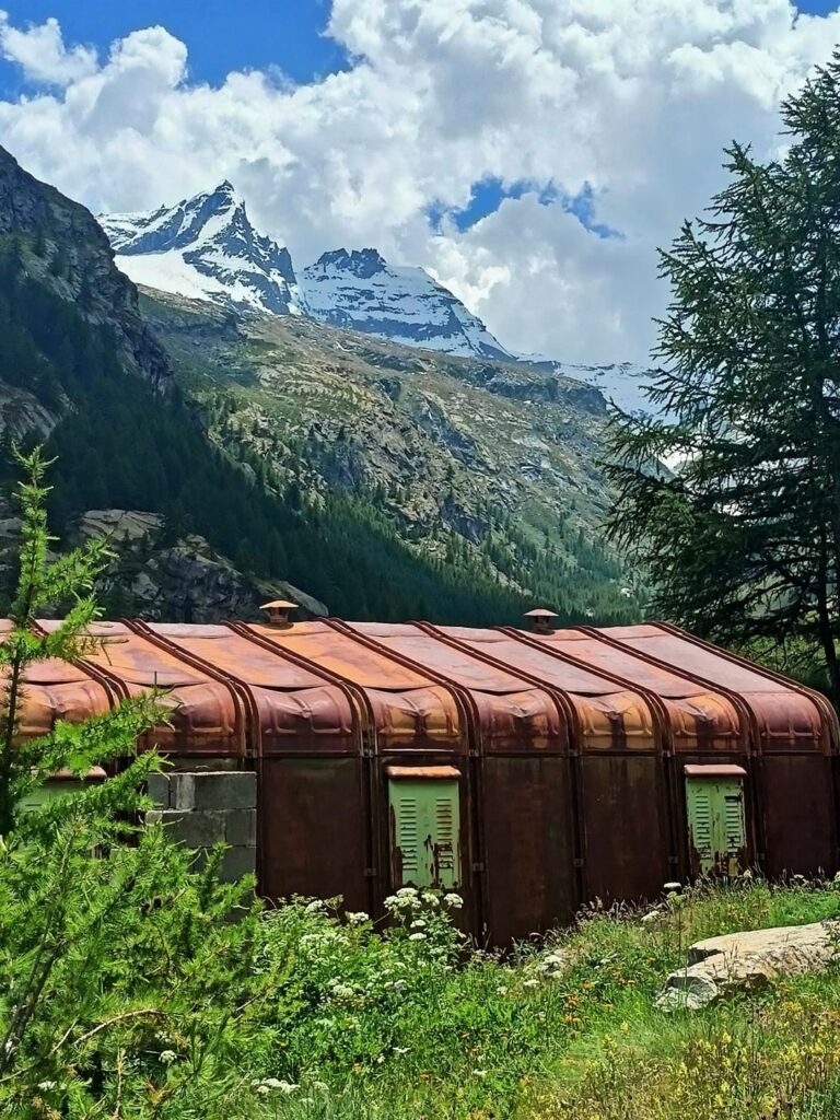 una vecchia stalla (?) proprio accanto alla sbarra dove si parcheggia per arrivare alla parete e alla falesia