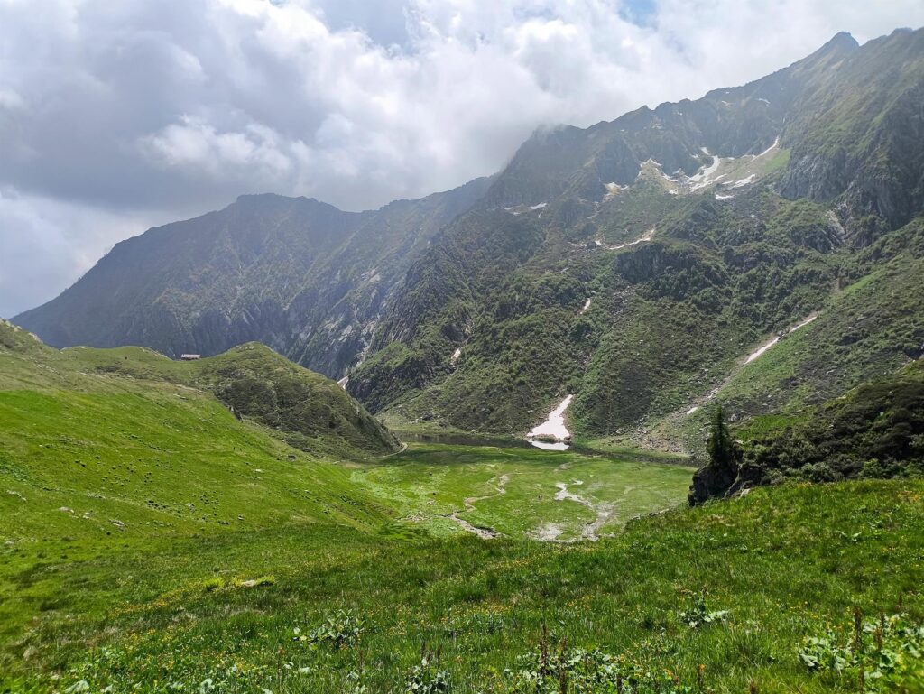 la piana del Lago Baranca sotto di noi