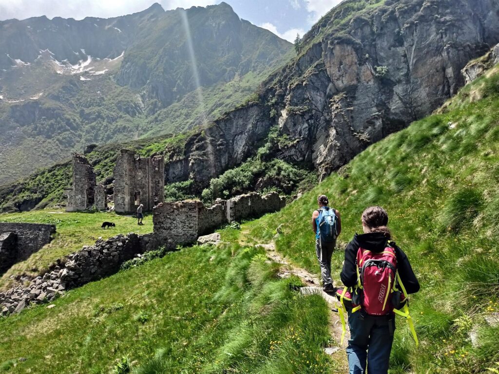 ed eccoci alle rovine: si capisce che doveva essere un edificio non comune