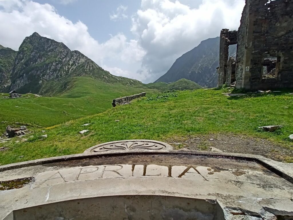 l&#039;architrave di ingresso, che giace ormai a terra, ci da il benvenuto a Villa Aprilia