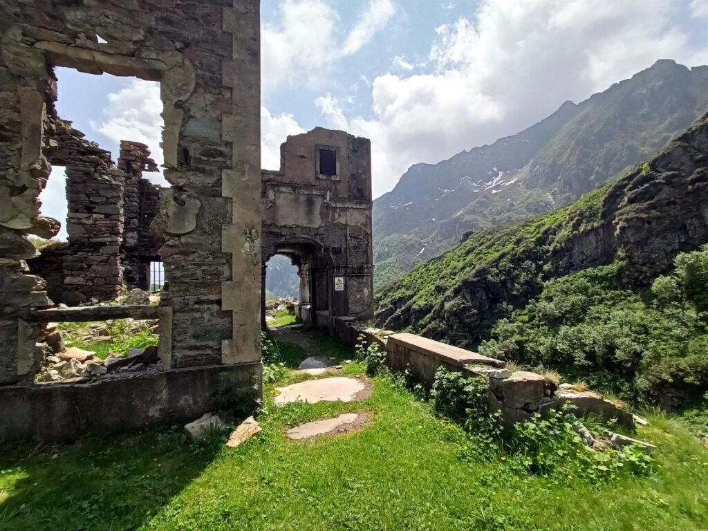 questo edificio doveva essere bellissimo, conserva ancora dettagli architettonici degni di nota