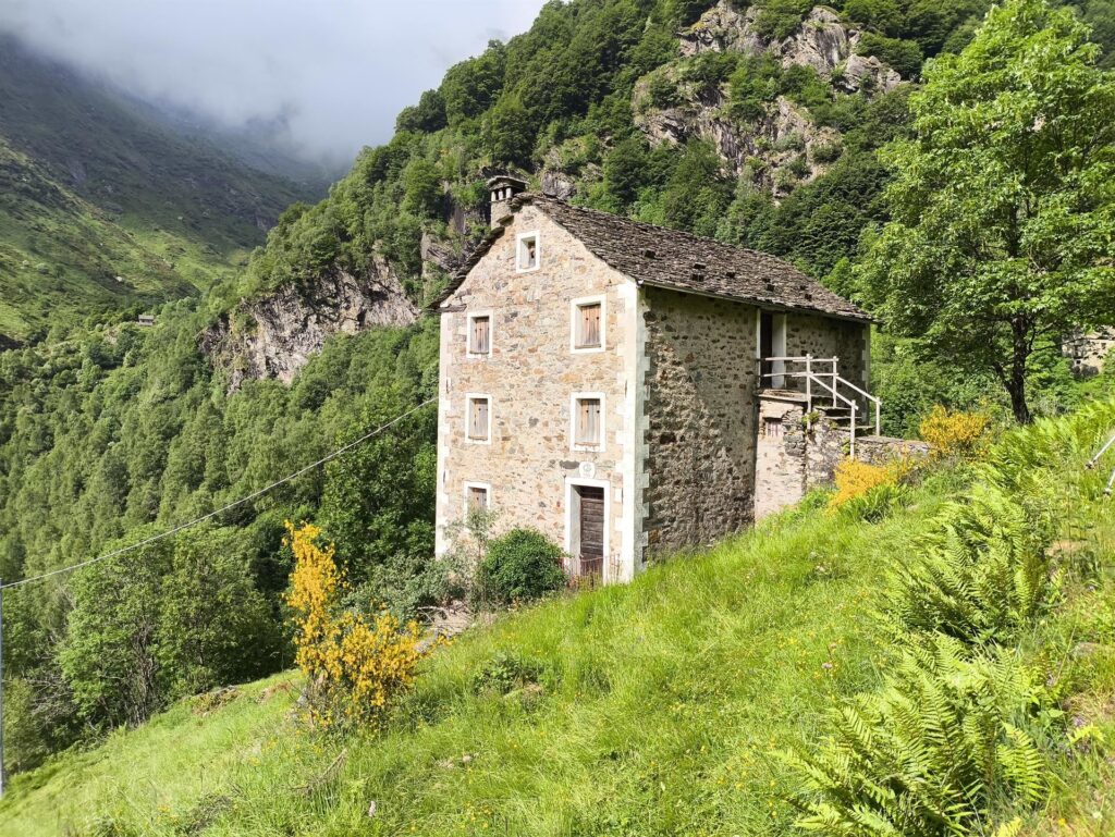 si incontrano resti e rovine di begli edifici, isolati nella valle