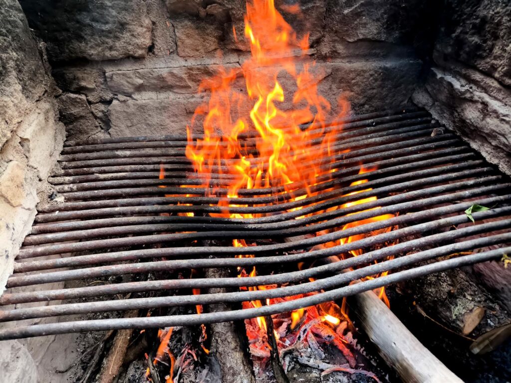 barbecue in pietra e legna disponibili per i campeggiatori... che vuoi di più!