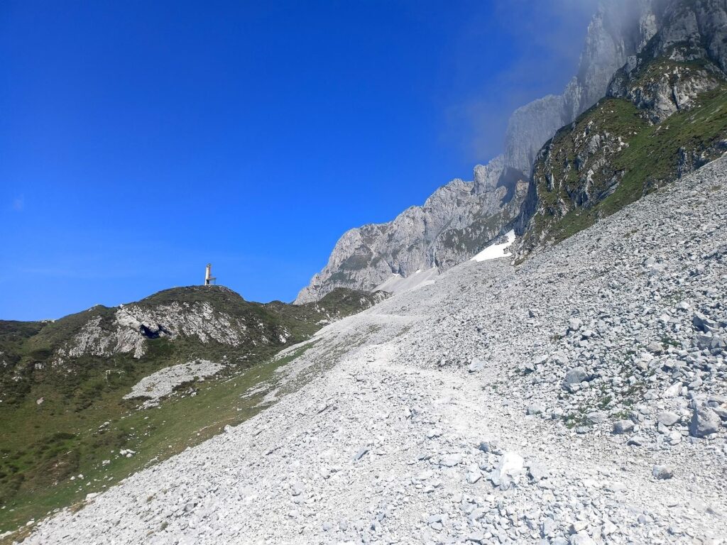 Quando si vede la chiesetta in lontananza, bisogna prendere la traccia a destra su ghiaione segnata da ometto più segno rosso