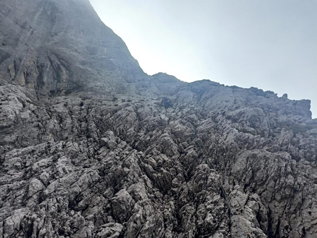 Il primo tiro risale il facile avancorpo fino all&#039;evidente sella sopra di noi