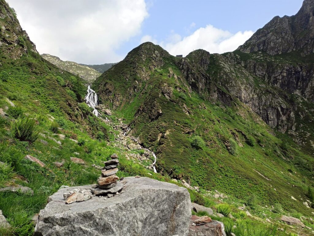 le belle cascate generate dal Lago Baranca e a destra tra le due cimette il Rifugio Alpe Selle