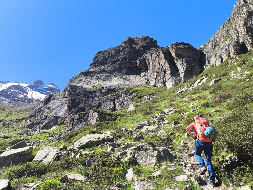 Ci dirigiamo verso le piccole zone rocciose che ospitano le nostre vie