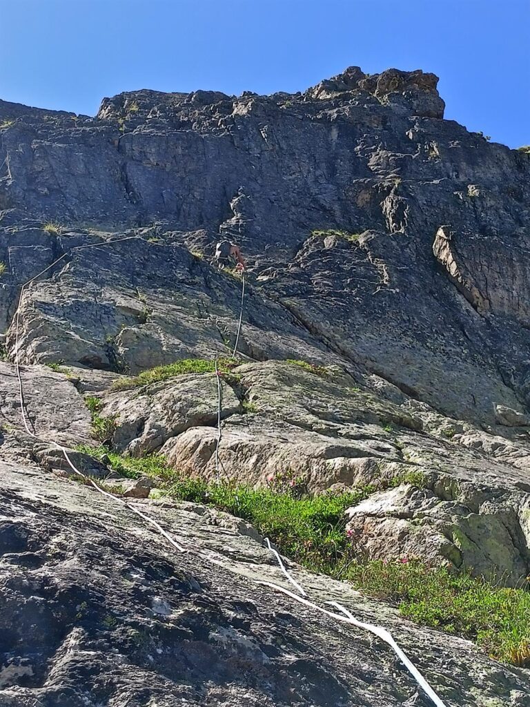Dalla sosta, non troviamo alcuna protezione nei successivi 30 metri. Gab sale un po&#039; a caso e mettendo un friend raggiunge la seconda sosta di Viola Souvenir