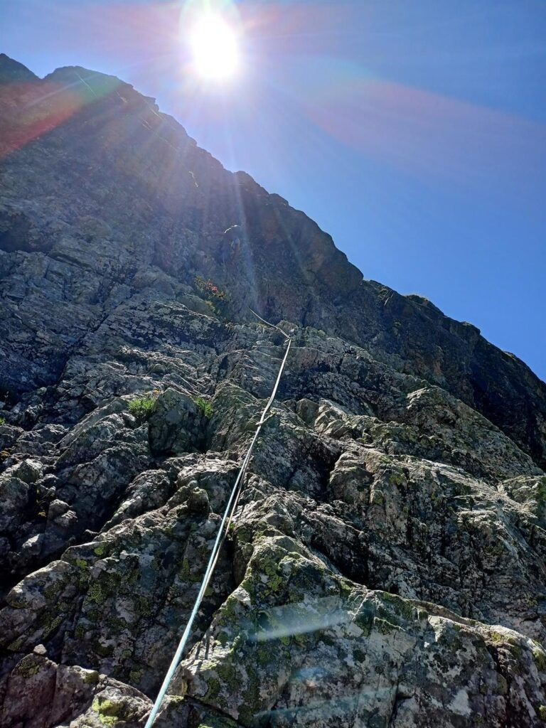 Ci spostiamo quindi verso la vicina via &quot;ti sia lieve la terra&quot;, di cui percorreremo gli ultimi 3 tiri